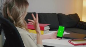 فوتیج کروماکی صفحه موبایل : زن در حال تماس تصویری