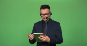 فوتیج کروماکی گوینده خبر با تبلت و هدست Newscaster