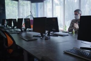 دانلود فوتیج آماده ضدعفونی کردن دست در محیط کار